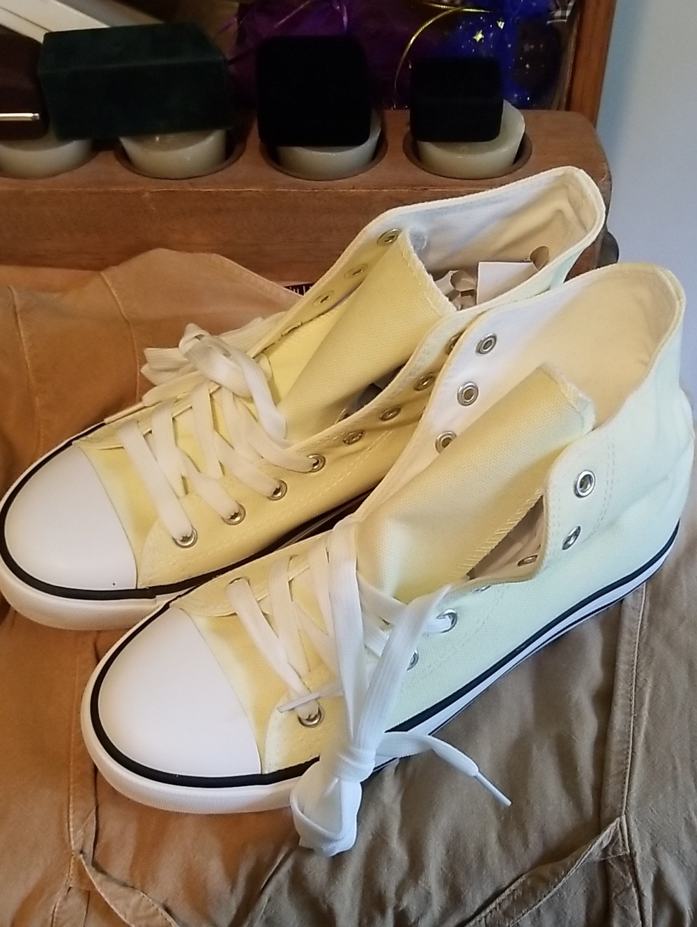 High Top pale yellow Sneakers